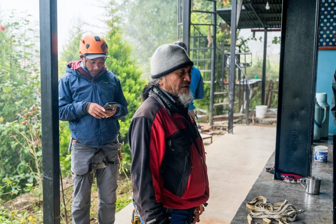 artisan du bâtiment à Machecoul discutant de son site internet avec un webmaster local