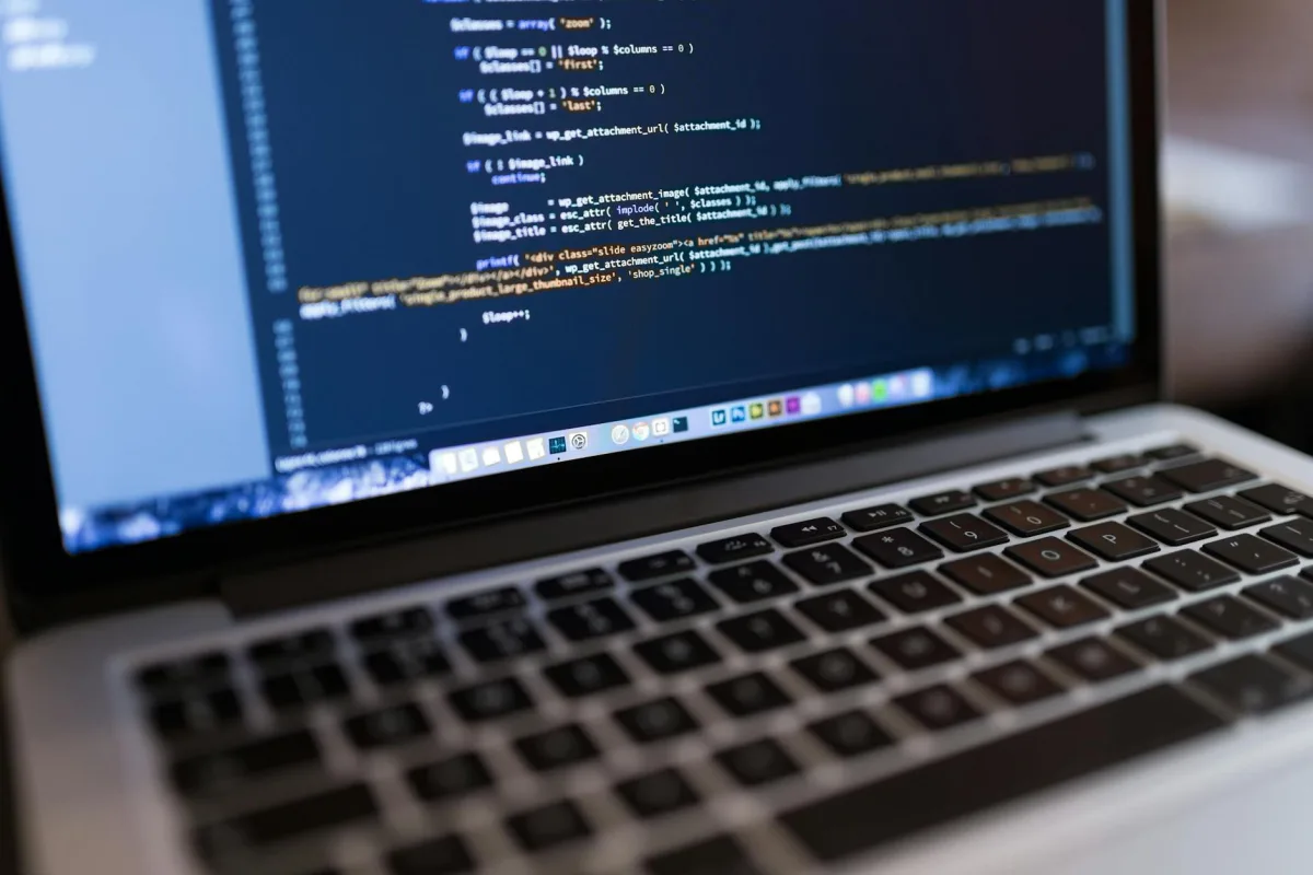 webmaster freelance travaillant sur la création d'un site internet pour artisan