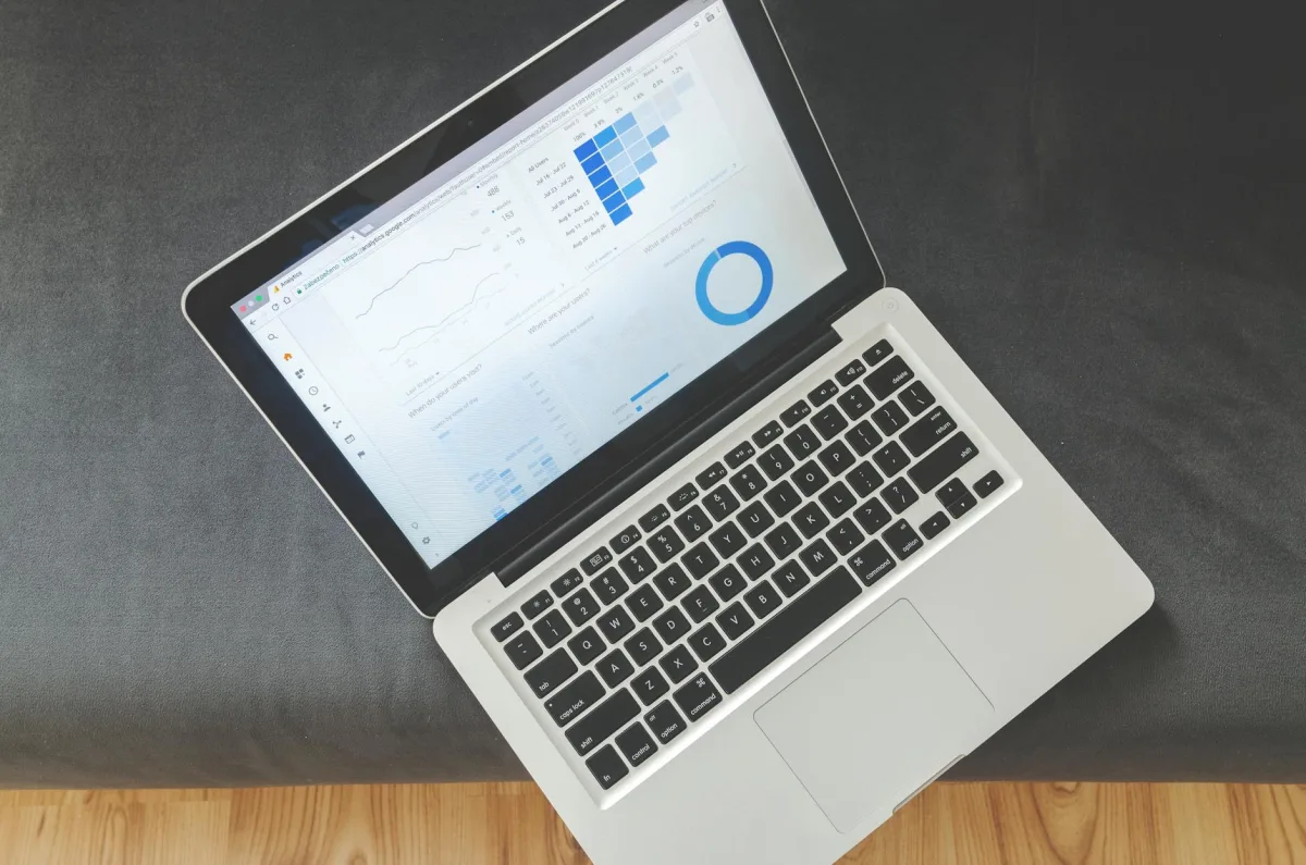 tableau de bord analytics site internet artisan avec courbe de trafic en hausse