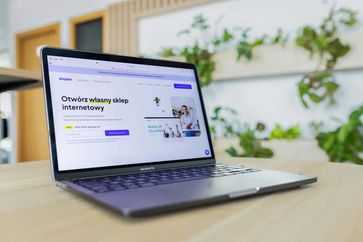 webmaster freelance créant un site vitrine artisan sur ordinateur portable