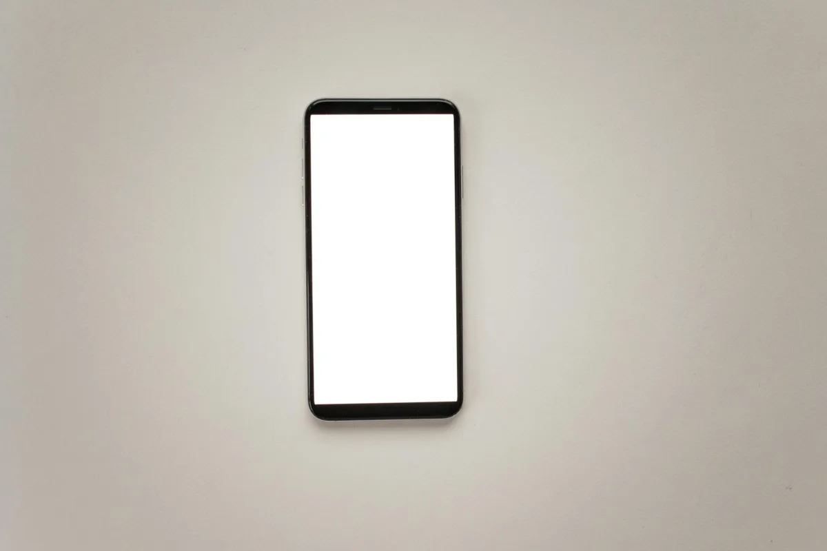 site internet vitrine moderne pour artisan avec référencement local affiché sur smartphone