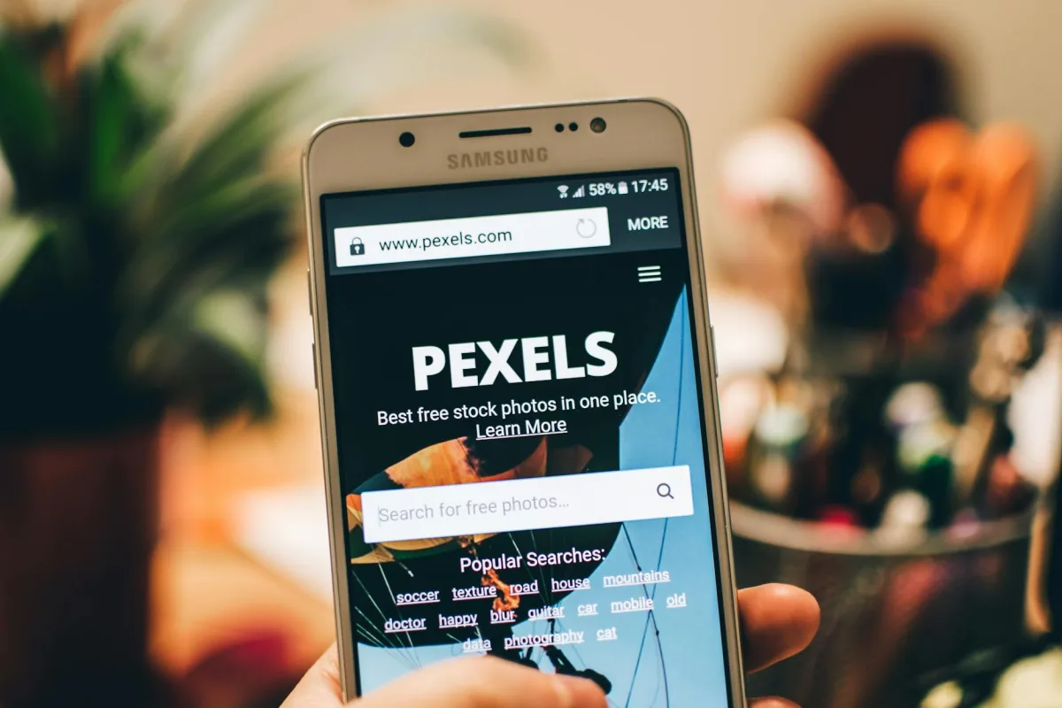 site vitrine professionnel affiché sur smartphone pour artisan en Loire-Atlantique