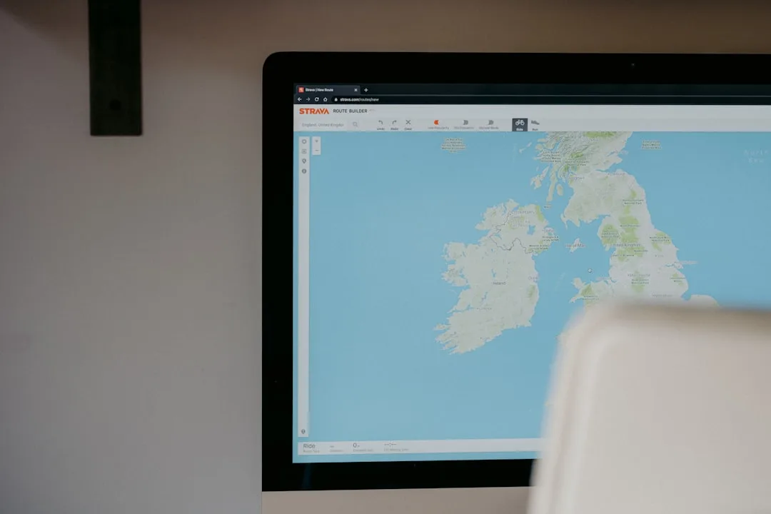 tableau de bord SEO local sur écran d'ordinateur avec résultats Google Maps artisan