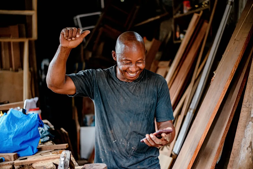 artisan de Geneston cherchant sa visibilité en ligne sur smartphone