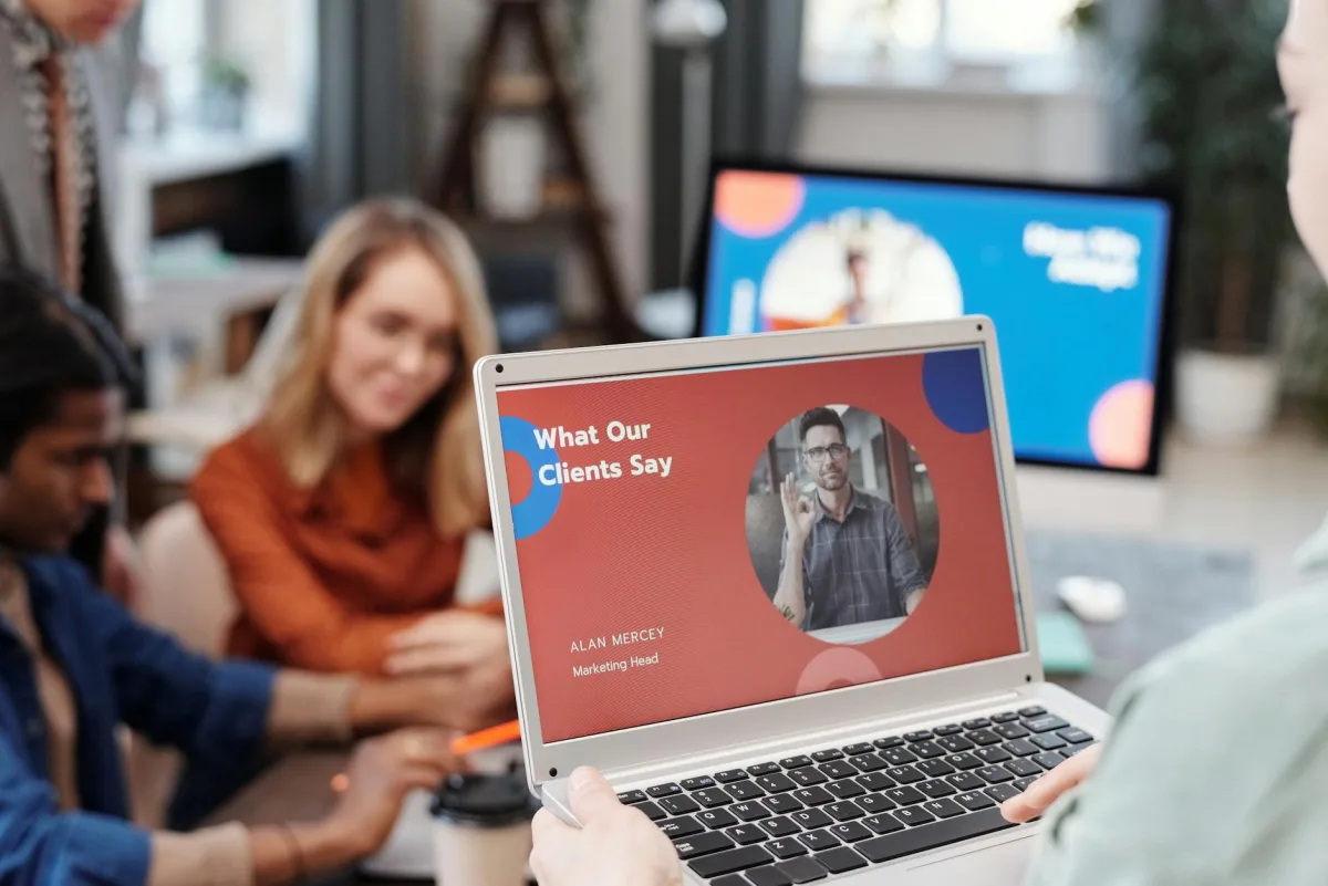 webmaster freelance expliquant un devis site internet à un artisan nantais