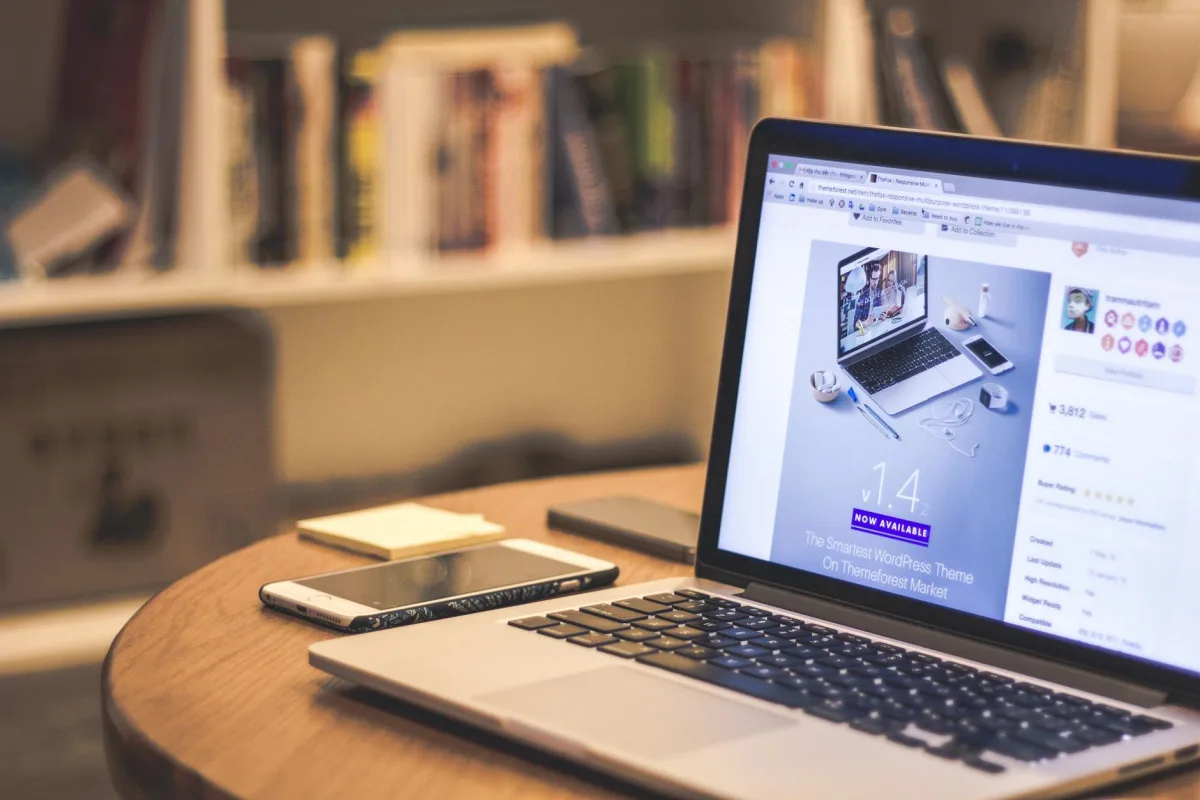 webmaster freelance travaillant sur la refonte d'un site vitrine artisan en Loire-Atlantique