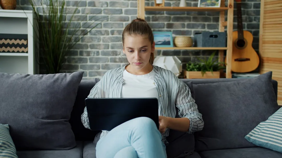 webmaster freelance créant un site vitrine pour artisan sur ordinateur portable