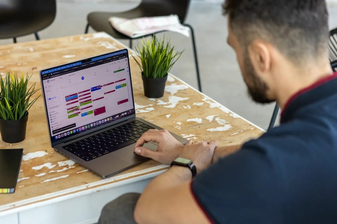 webmaster freelance optimisant un site internet pour le référencement local