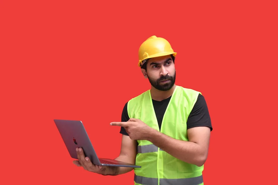 artisan charpentier déçu devant un écran d'ordinateur montrant un site web de mauvaise qualité