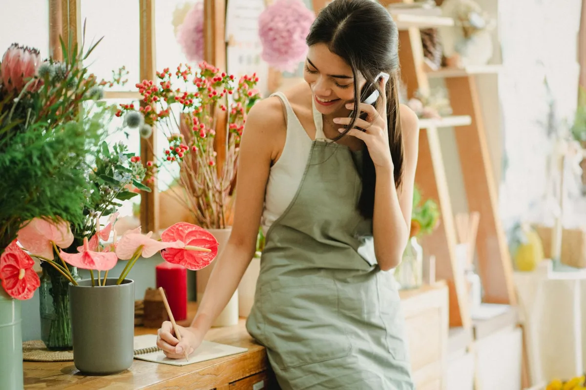 artisan local de Machecoul cherchant un webmaster sur son smartphone