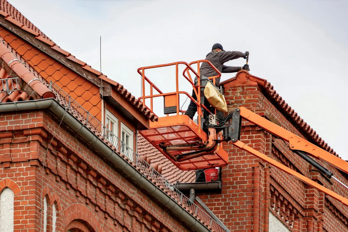 couvreur travaillant sur un toit en ardoise à Machecoul Loire-Atlantique