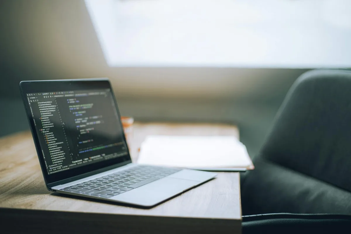 webmaster freelance créant un site vitrine pour artisan sur ordinateur portable