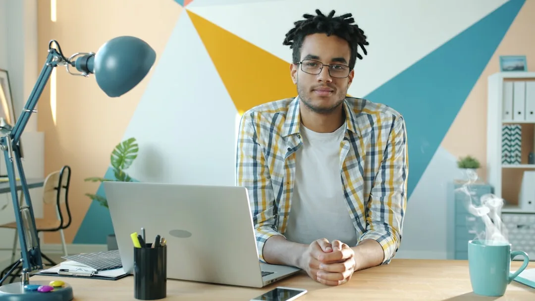 webmaster freelance créant un site internet sur ordinateur bureau moderne