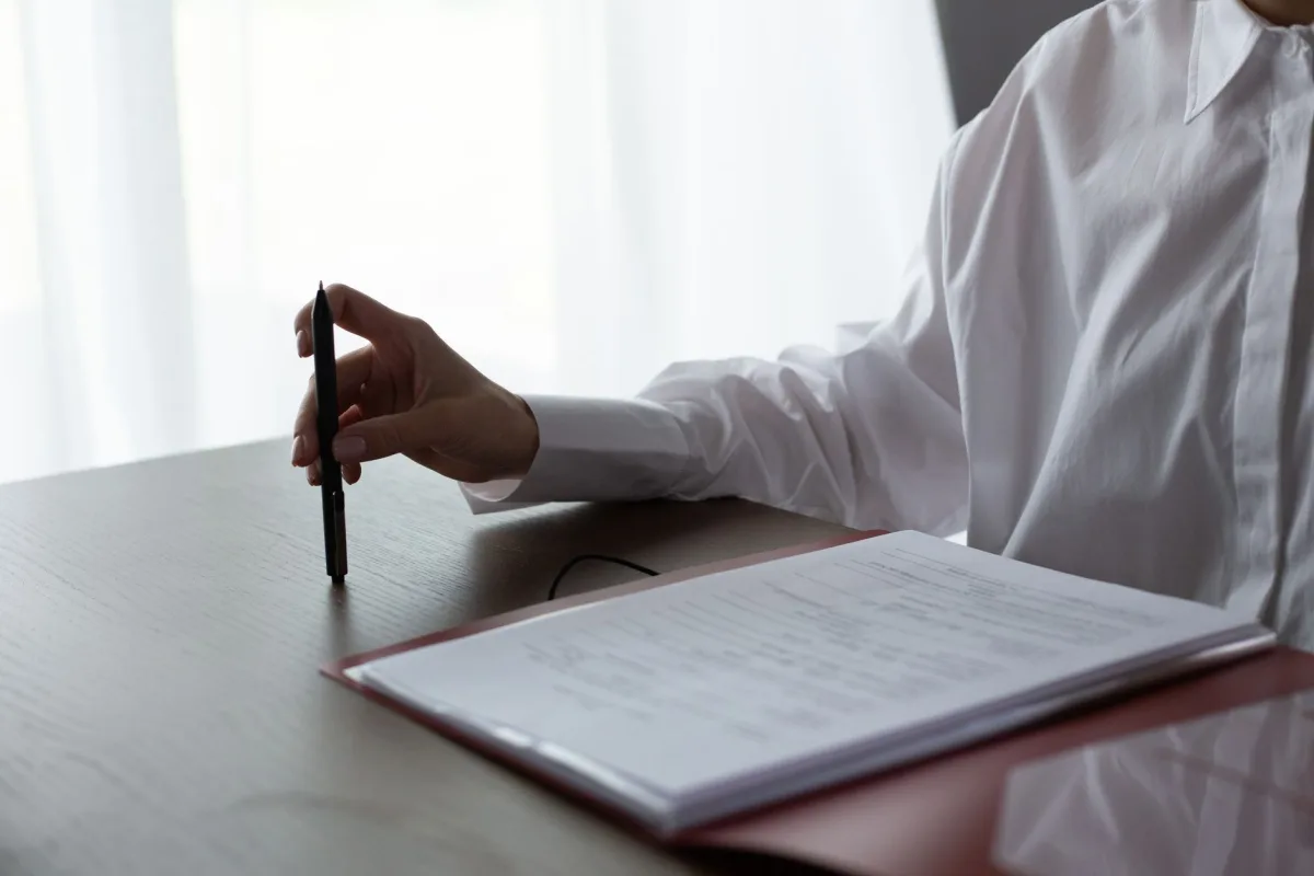 webmaster freelance analysant un devis sur ordinateur avec des documents de tarification