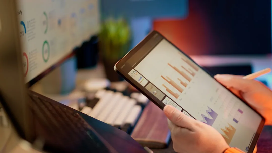 webmaster freelance analysant les résultats SEO local d'un site vitrine