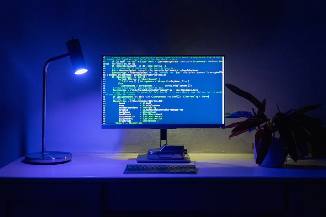 webmaster freelance analysant les résultats SEO d'un site artisan sur ordinateur